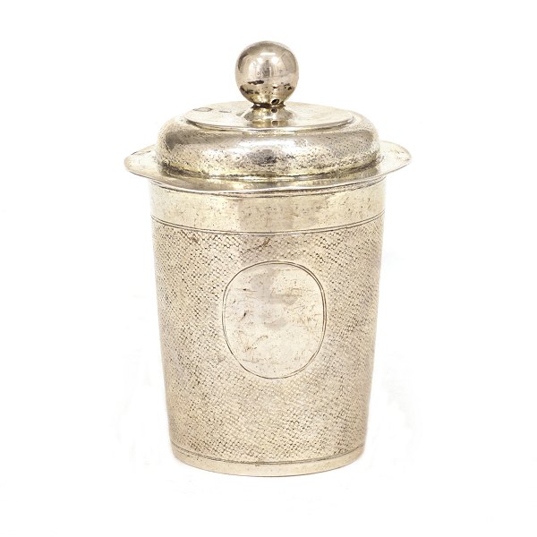Nålepunslet lågbæger i sølv. Indvendigt forgyldt. Didrich Schilling, København, 1680-95. Dateret 1693. H: 10cm. V: 108gr