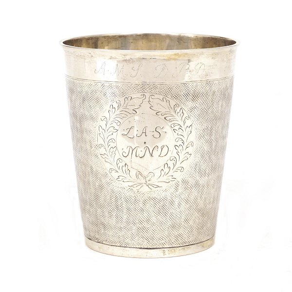 Stort nålepunslet sølvbæger. Indvendigt forgyldt. Christian Bradt, København, 1698-1710. Dateret 1705. H: 11,5cm. V: 236gr