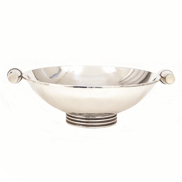 Hans Hansen sølvskål. Stor Hans Hansen sølvskål i sterlingsølv. Hanke prydet med elfenben. Dateret 1935. H: 11cm. D inkl hanke: 35cm. V: 1.062gr