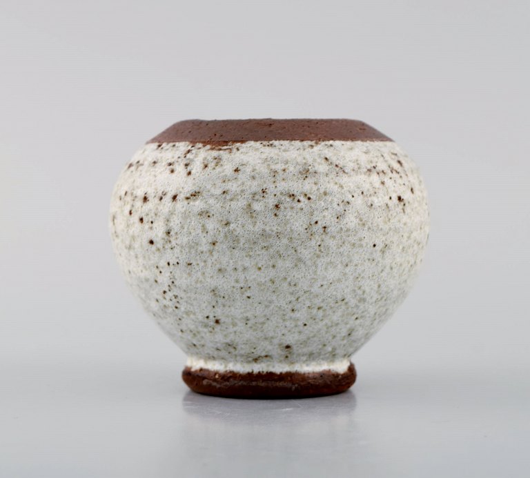 Eli Keller (f.1942), Sverige. Rund unika vase i hvidglaseret stentøj. 21. Århundrede.