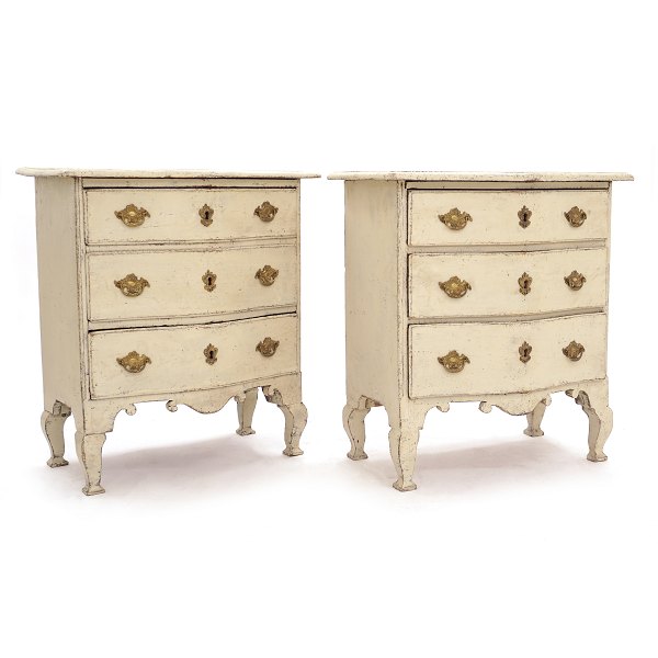 A pair of mid 18th century chest of drawers. Sweden circa 1760. H: 81cm. W: 74cm. D: 42cm