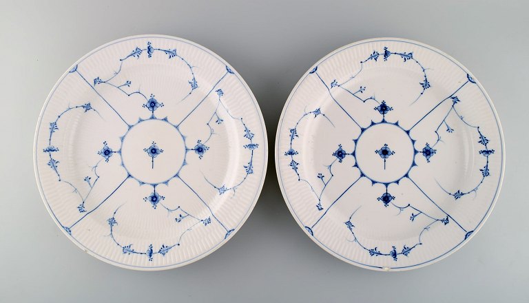 To antikke Royal Copenhagen Musselmalet Riflet serveringsfade. Tidligt 1800-tallet.