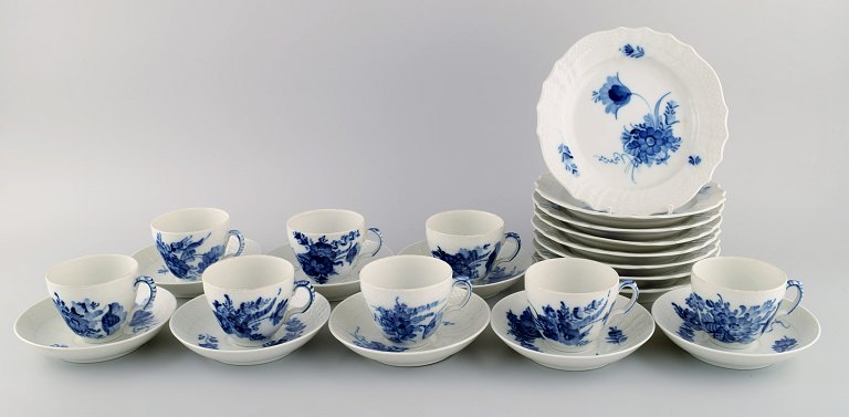 Royal Copenhagen Blue Flower Curved coffee service for eight people. 1980s. Model number 10/1549.