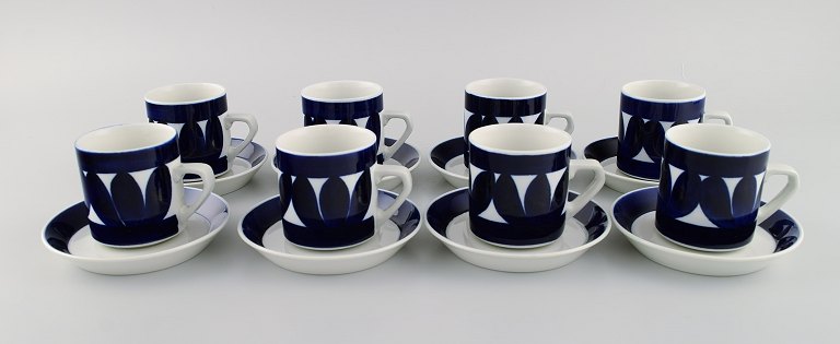Raija Uosikkinen (1923-2004) for Arabia. Eight Sotka coffee cups with saucers in hand-painted glazed stoneware. Finnish design, 1960s.