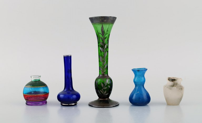 Fem miniature vaser i kunstglas. 1900-tallet.