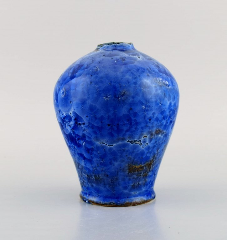 Eli Keller (f.1942), Sverige. Unika vase i glaseret stentøj. Smuk krystalglasur i blå nuancer. 21. Århundrede.