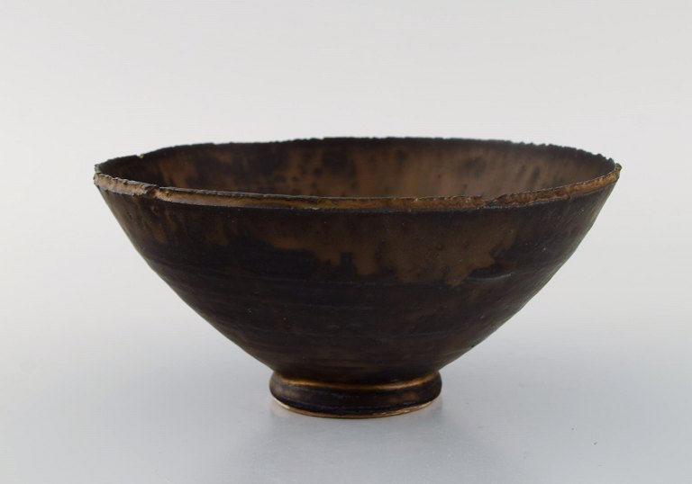 Eli Keller (f.1942), Sverige. Unika skål i glaseret stentøj. Japansk stil. Smuk metallisk glasur. 21. Århundrede.