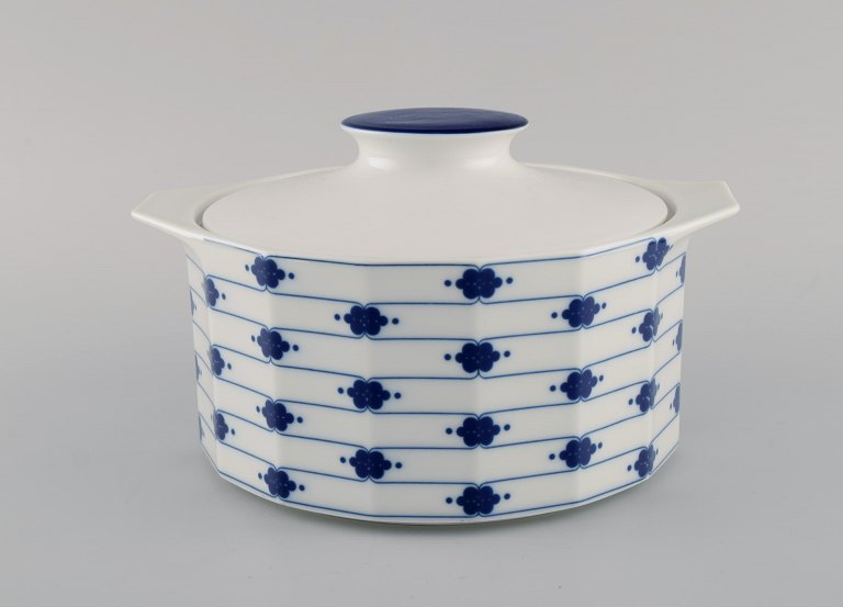 Tapio Wirkkala for Rosenthal. Corinth lågterrin i blåmalet porcelæn. Modernistisk finsk design. Dateret 1979-80.
