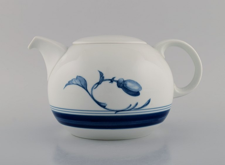 Bing & Grøndahl Corinth teapot. Model number 656. 1960s.
