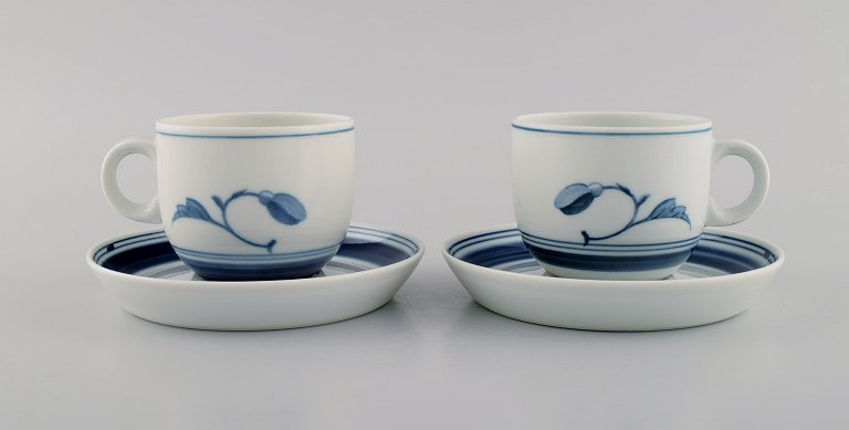Two Bing & Grøndahl Corinth coffee cups with saucers. Model number 305. 1960s.