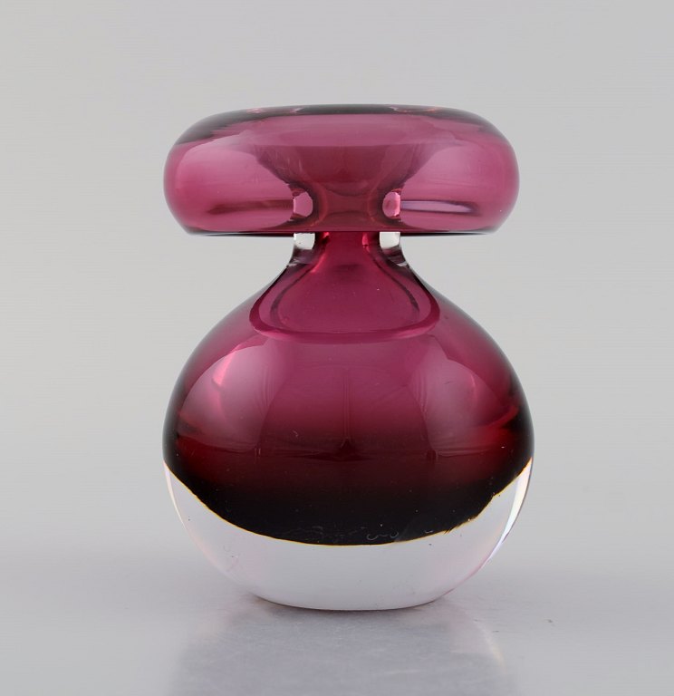 Nanny Still (1926-2009) for Riihimäen Lasi. Sjælden vase i pink og klart mundblæst kunstglas. Finsk design, 1960