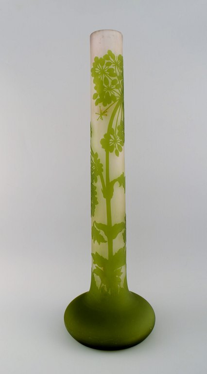 Gigantisk Emile Gallé vase i matteret kunstglas med grønt overfang udskåret med motiver i form af bladværk. Tidligt 1900-tallet.