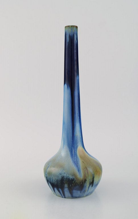 Gentil Sourdet, Frankrig. Langhalset vase i glaseret stentøj. Smuk glasur i blå og grønne nuancer. Midt 1900-tallet.