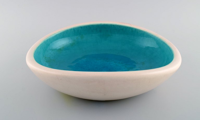 Keramos Sèvres, France. Large bowl in glazed stoneware. Beautiful  turquoise glaze. Clean design, mid 20th century.