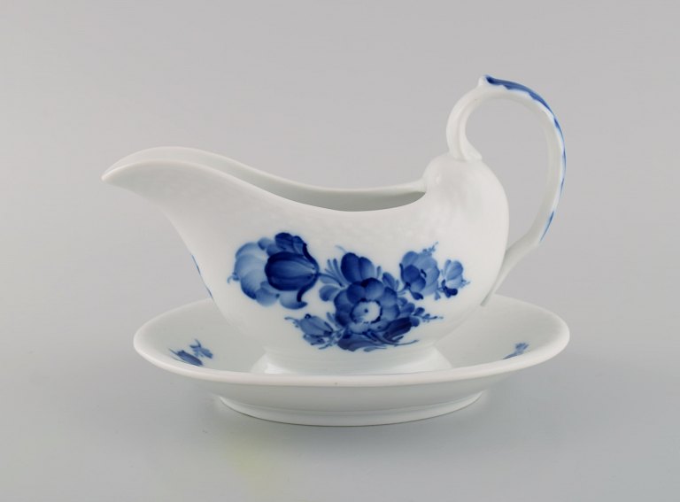 Royal Copenhagen Blå Blomst Flettet sovsekande på fast stand. Modelnummer 10/8068. Dateret 1959. 