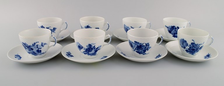 Otte Royal Copenhagen Blå Blomst Flettet kaffekopper med underkopper. Midt 1900-tallet. Modelnummer 10/8261.