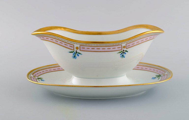 Bing & Grøndahl sovseskål i porcelæn med håndmalede blomster og gulddekoration. Flora Danica stil, 1920/30
