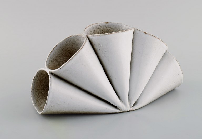 Lisa Hilland, svensk keramiker. Skulpturel unika vase i glaseret stentøj. 21. århundrede.