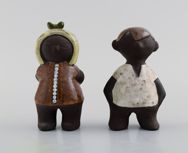Karl Erik Iwar (1920-2006) for Nittsjö. To figurer i håndmalet glaseret stentøj. Dreng og pige. 1960