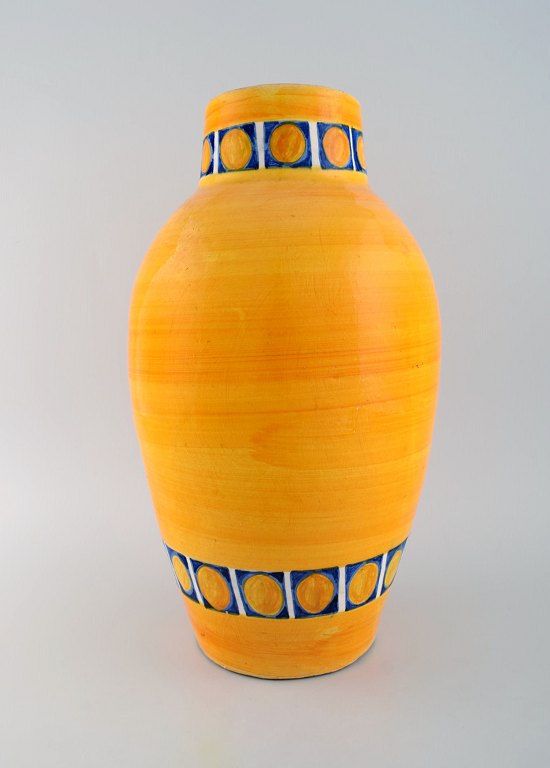 Poterie Serghini, Marokko. Stor unika vase i håndmalet glaseret stentøj. Smuk glasur i gule nuancer. Midt 1900-tallet. 