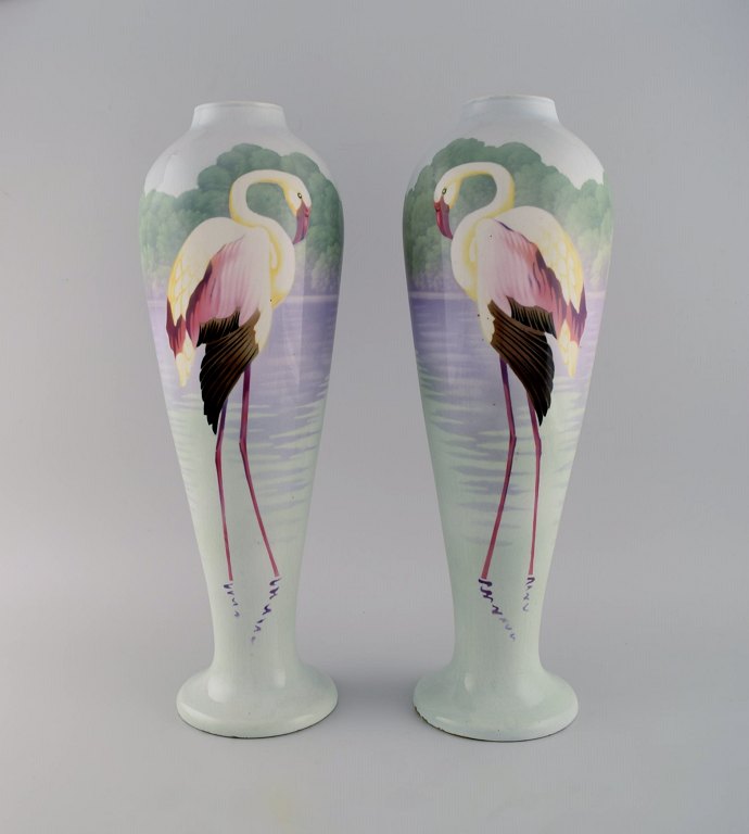 Et par store store fajancevaser med håndmalede flamingoer og søpavillion. 1930