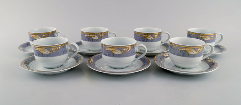 Syv Royal Copenhagen Grå Magnolia kaffekopper med underkopper i porcelæn. Sent 1900-tallet.