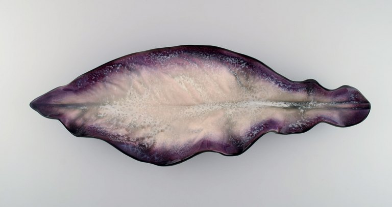 Pol Chambost (1906-1983), France. Colossal bowl in glazed stoneware shaped like a leaf. Beautiful glaze in purple and light pink shades. 1940s.