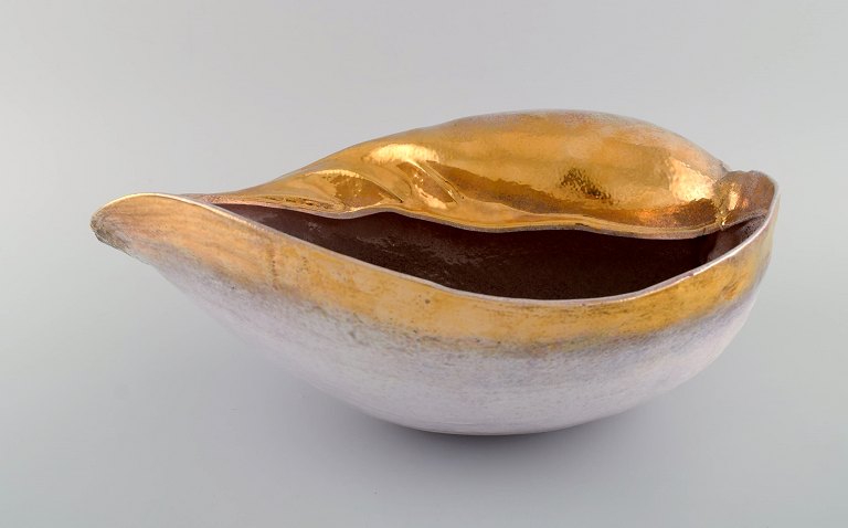 Europæisk studiokeramiker. Stor unika skulptur udformet som konkylie i glaseret keramik. Smuk glasur i sart rosa og guld. Sent 1900-tallet.