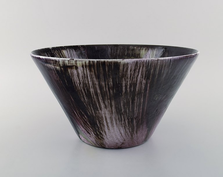 Mari Simmulson (1911-2000) for Upsala-Ekeby. Stor skål i håndmalet glaseret stentøj. Midt 1900-tallet.