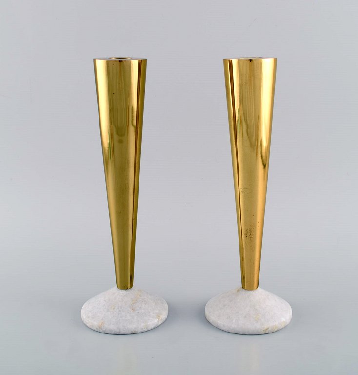Tom Dixon (f. 1958), britisk designer. Et par lysestager i messing og marmor. Stilrent design, 21. Århundrede.