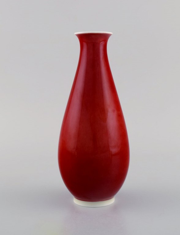 Thorkild Olsen for Royal Copenhagen. Vase in red and white porcelain. 1920s.