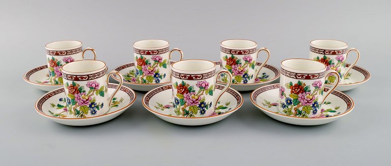 Coalport, England. Syv Flower of Tibet chokoladekopper med underkopper dekoreret med blomster og guldkant. Midt 1900-tallet.