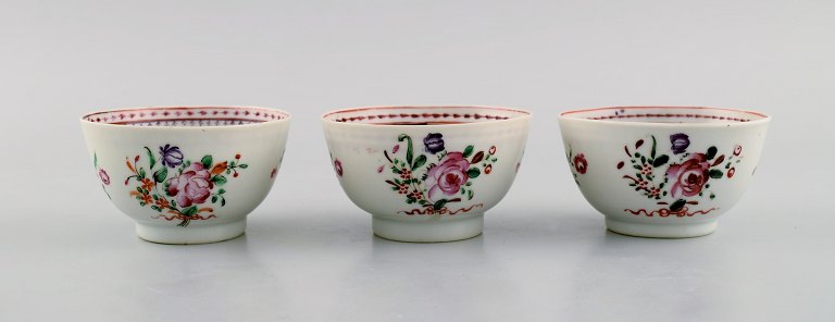 Tre antikke kinesiske tekopper i håndmalet porcelæn. Qian Long (1736-1795).