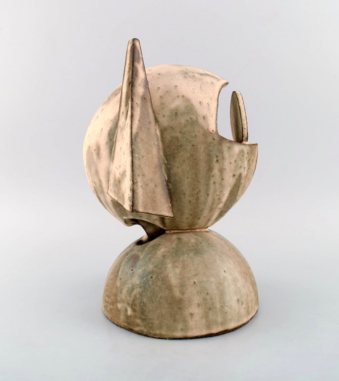 Christina Muff, dansk samtidskeramiker (f. 1971). Stor kubistisk unika skulptur i glaseret stentøjsler. "Good things comin round". Smuk glasur i sand nuancer. 