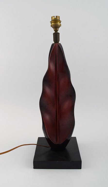 Organisk formet bordlampe i håndmalet træ på sokkel. Midt 1900-tallet.