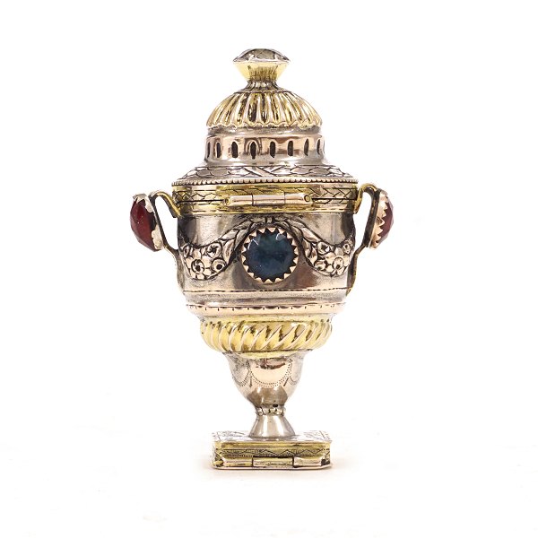 A silver vinaigrette by M. H. Petersen, Haderslev, Denmark, 1784-1824. H: 8,4cm. W: 53gr