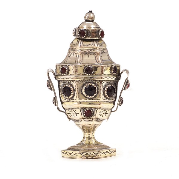 Hovedvandsæg i sølv. M. H. Petersen, Haderslev, 1784-1824: Hovedvandsæg med 22 flusser. H: 10,8cm. V: 74gr