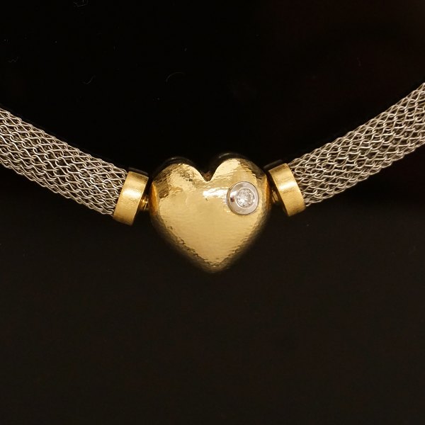 A Ole Lynggaard, Copenhagen, heart clasp of 14kt gold with a diamond. Size: 1,7x1,7cm