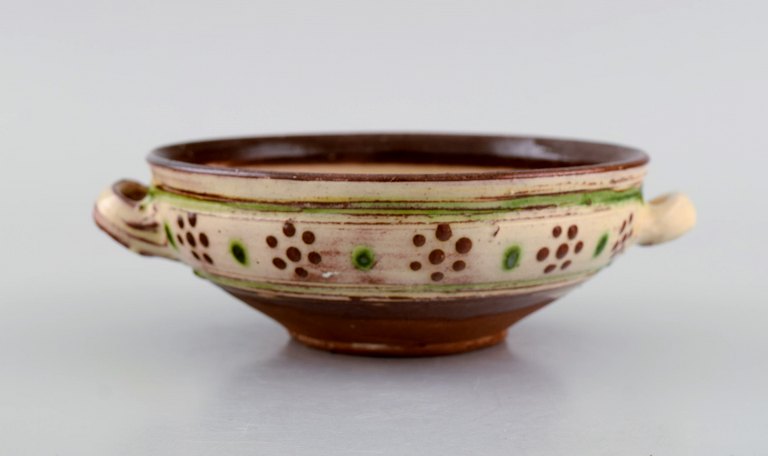 Gutte Eriksen (1918-2008), eget værksted. Øreskål med hanke i glaseret stentøj. Dansk design, midt 1900-tallet.