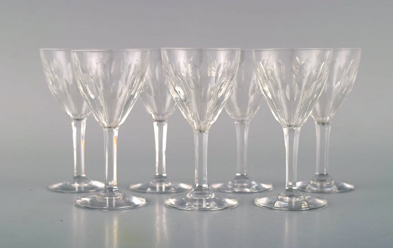 Baccarat, France. Seven glasses in clear mouth-blown crystal glass. Mid-20th century.