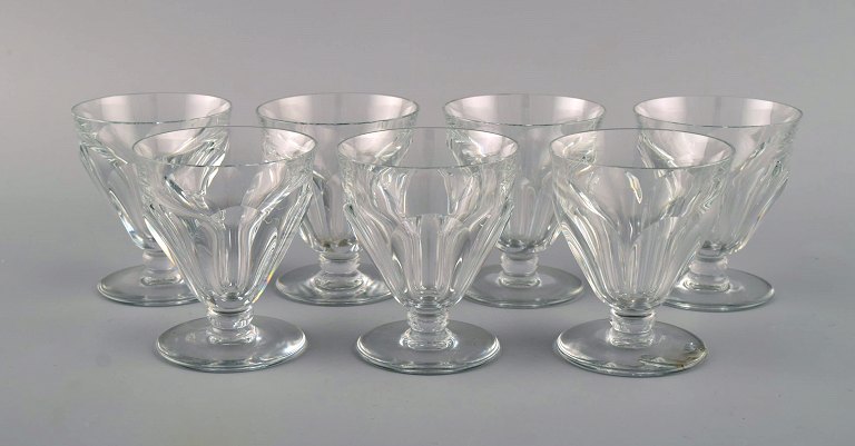 Baccarat, France. Seven Tallyrand glasses in clear mouth-blown crystal glass. Mid-20th century.