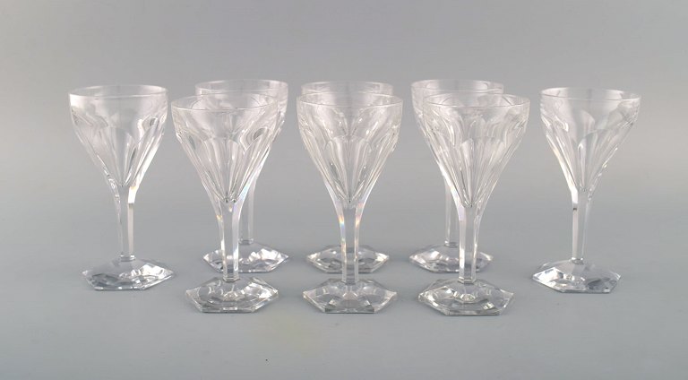 Val St. Lambert, Belgium. Eight Legagneux white wine glasses in clear mouth-blown crystal glass. Mid-20th century.