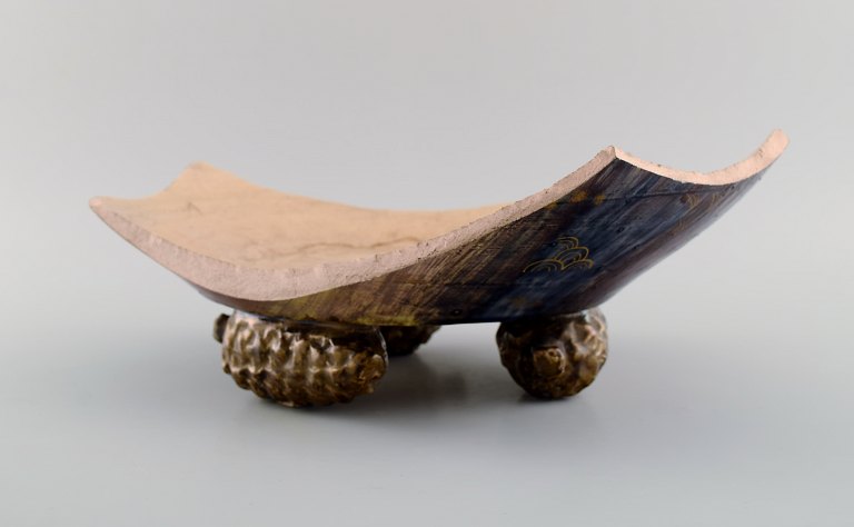 Emile Gallé for St. Clement, Nancy. Antik art nouveau skål i håndmalet fajance med fødder formet som grankogler. Ca. 1880. 