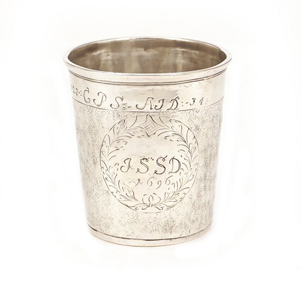 Late 17th century silver cup by Mogens Thommesen Løwenhertz dated 1696. H: 6,5cm. W: 48gr
