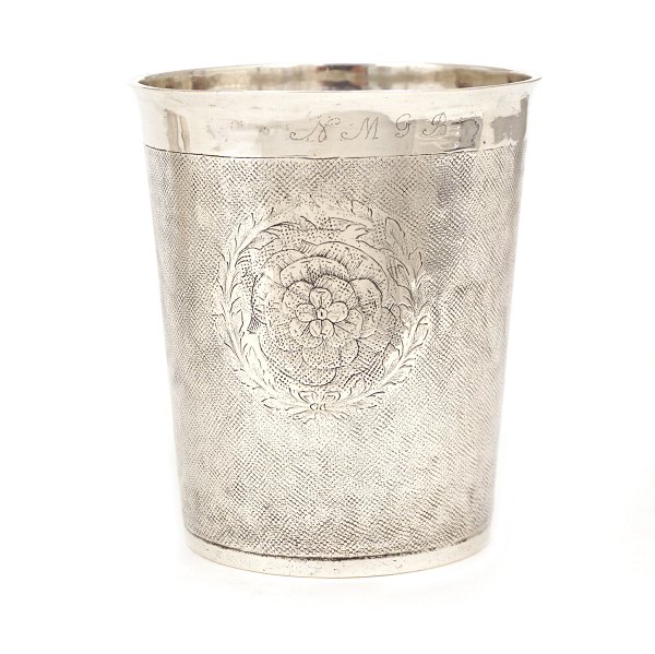 Large early 18th century silver cup dated 1701 made by Christian Bradt, Copenhagen, 1698-1704. H: 11,2cm. W: 157gr