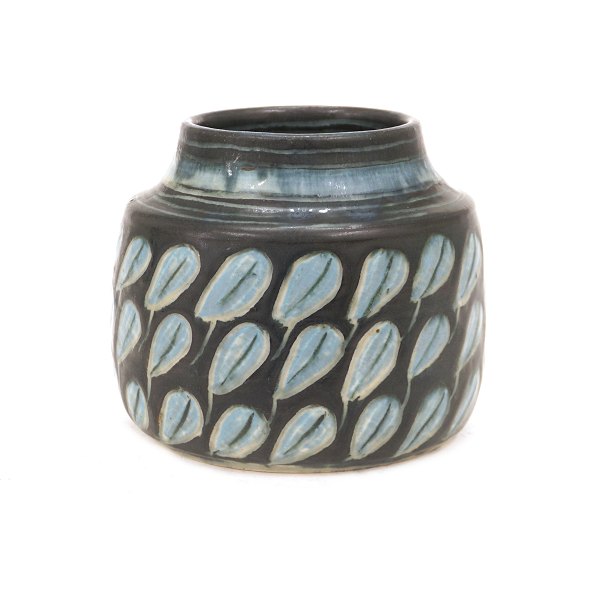 Eva Stæhr Nielsen vase. Eva Stæhr Nielsen for Royal Copenhagen: Vase dekoreret med stiliserede blade. Signeret. H: 12cm