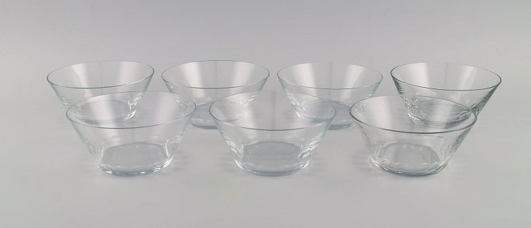 Baccarat, France. Seven rinsing bowls in clear mouth-blown crystal glass. Mid-20th century.