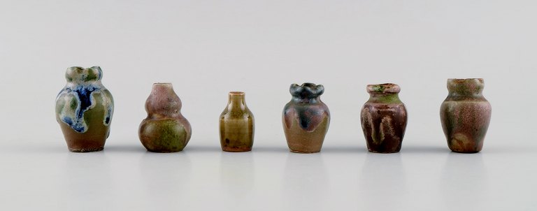 Seks belgiske miniature vaser i glaseret keramik. Midt 1900-tallet.