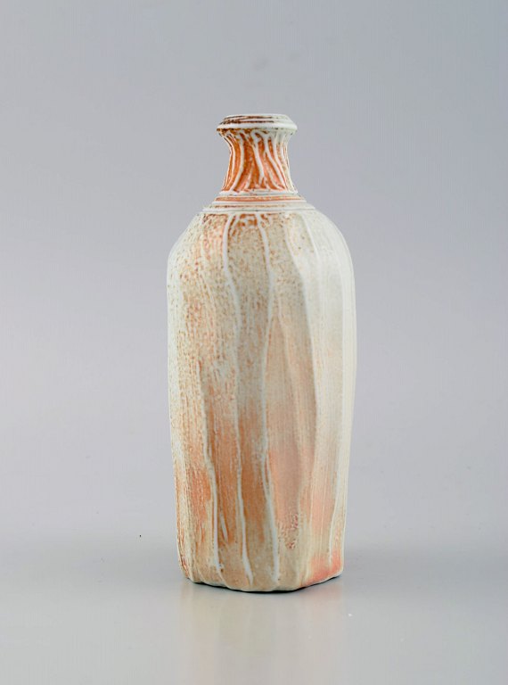 Dansk studiokeramiker. Unika vase i glaseret stentøj. Smuk glasur i lyse og orange nuancer. Sent 1900-tallet.