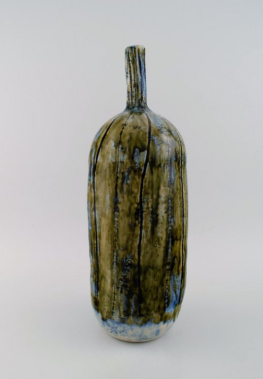 Dorte Sandal (f. 1955), Danmark. Stor unika vase i glaseret stentøj. Smuk glasur i blågrønne og lyse jordnuancer med indridsede vertikale linjer. 21. Århundrede.